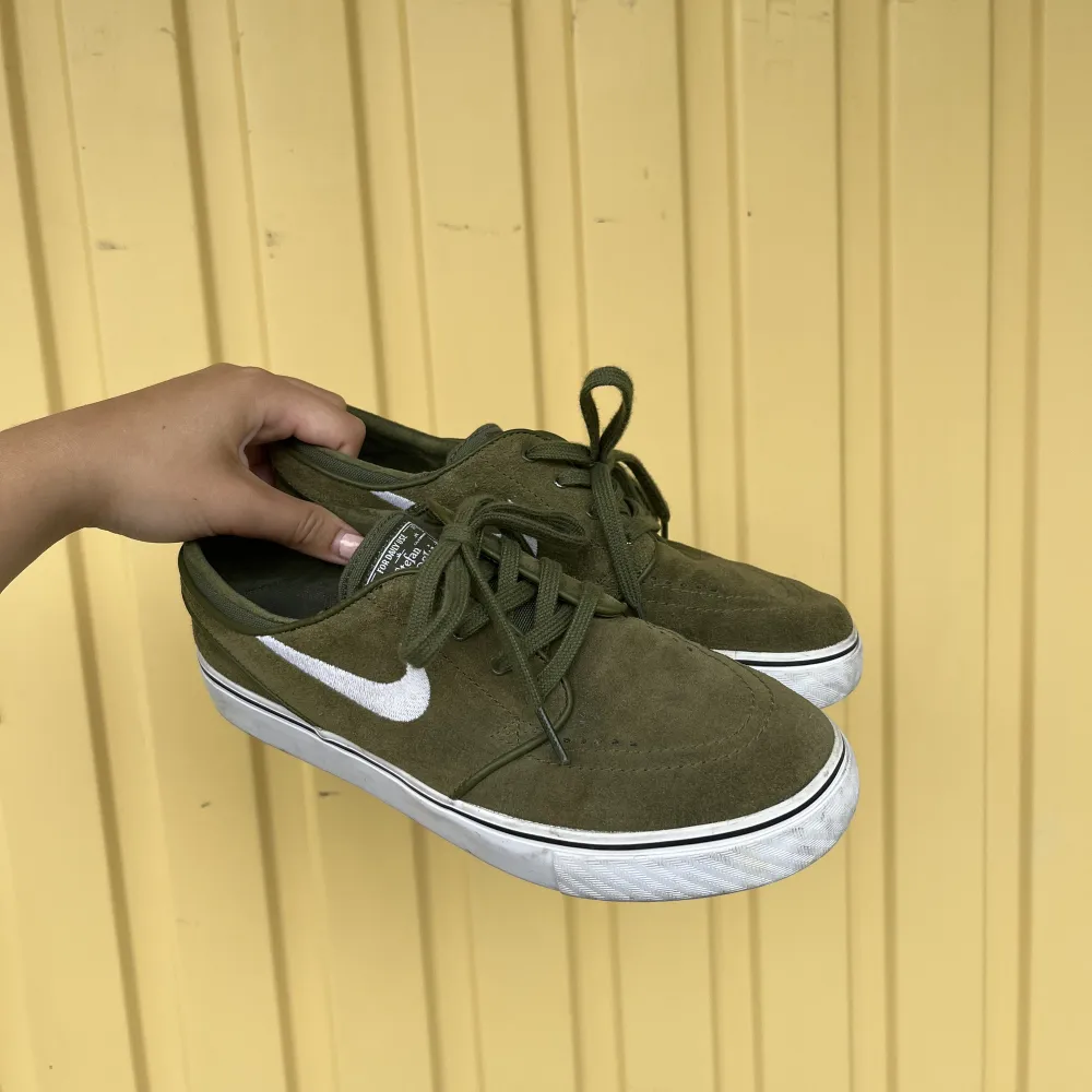Sneakers från Nike i storlek 39. Varsamt använda. Jättefin grön färg  💚köpare står för ev frakt. Kan mötas upp i Göteborg . Skor.