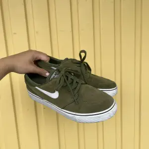 Sneakers från Nike i storlek 39. Varsamt använda. Jättefin grön färg  💚köpare står för ev frakt. Kan mötas upp i Göteborg 