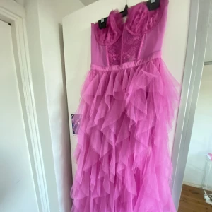 Klänning - Säljer världens finaste klänning. Använd 1 gång, köpt för ca 5000 men även gjort om av en sömmerska i ryggen. Från Love & Lemons. I nytt skick! Går att få fler bilder & priset går att diskutera 💓