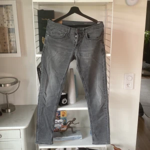Dondup jeans - Ett par gråa dondup jeans i modell George och storlek 33. En hyfsat stor spricka på baksidan men bra lagning så att det inte är så synligt. Säljer för att dem blivit för små för mig.