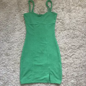 Fins grön bodycon klänning från H&M💚  Storlek XS Axelbanden är uppsydda men kan sprättas upp om det behövs!