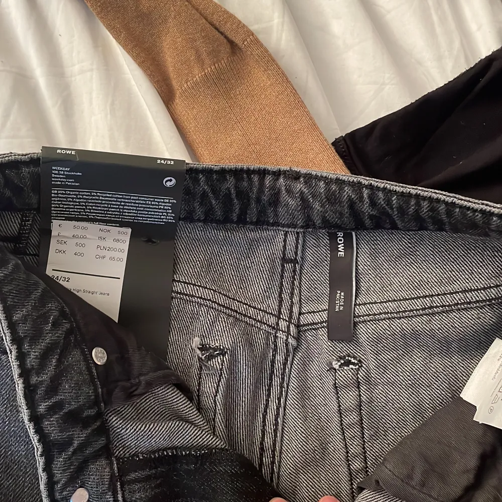 Svartstenad färg på jeans från weekday, helt oanvända! Strl 24/32 i modellen Rowe. Sjukt fina och endast prövade, hör av er vid fler frågor alternativ bilder🫶. Jeans & Byxor.