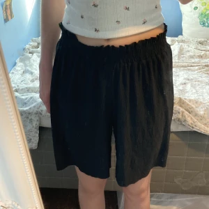 Svarta shorts - Svarta tunna shorts från Gina Tricot. Köpt second hand men aldrig använd av mig🙌