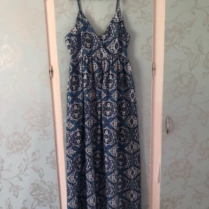 Somrig långklänning - Säljer denna supersnygga långklänningen från lager157. Den har snygga mönster med vitt och blått. Den är i storlek S och var lite för liten för mig med M. Jättefin nu till sommaren.🫶🏻🫶🏻