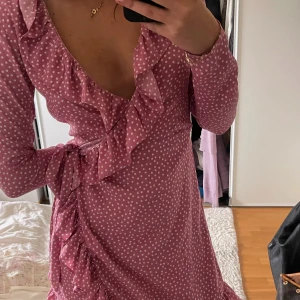 Klänning - Ros klänning som e dundersnygg, dock inte använd på länge så säljer den😕🫰🏻🙌🏼😘🫶🏻😊😋