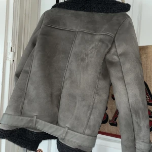 Jacka  - Jättefin och varm jacka ifrån Gina tricot 