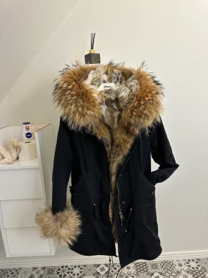 Pälsjacka - Vinterjacka med äkta päls. Både invändigt och utvändigt. Nyskick. Storlek S.