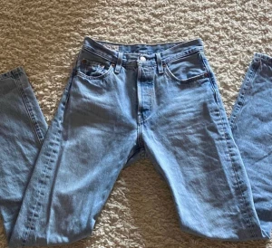 Levis 501 jeans - Levis 501 jeans i storlek W25 L32  Fint använt skick!  Mellanblå färg med lite ljusare ton  Nypris 1299kr på Levis store