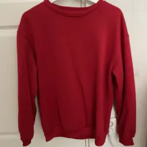 En vanlig röd tröja som knappast är använd. Tröjan har jätte skönt och mjukt material. Kontakta mig om du har fler frågor 🙂