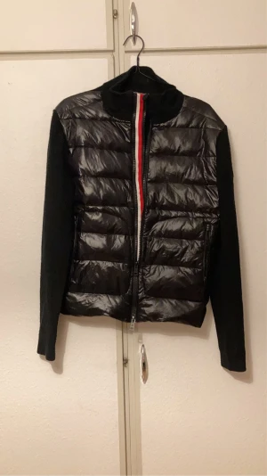 Moncler Cardigan - Mycket gott skick, sitter väldigt bra och äkta. Passar M/L beroende på hur tajt man vill att den ska sitta. Pris kan diskuteras. Sista bilden är efter jag skannat märket och hemsidan kommer upp som bevis. 