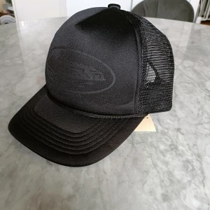 Corteiz Alcatraz trucker cap - Helt ny corteiz trucker cap Säljs då jag inte gillar hur den sitter på mig