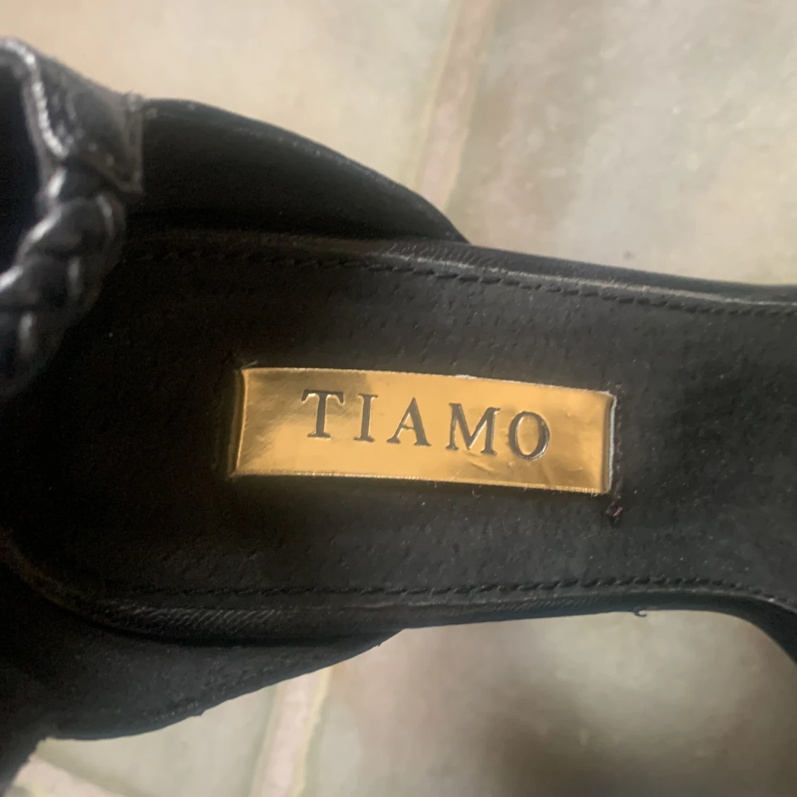 svarta klackar med guld detalj - 91