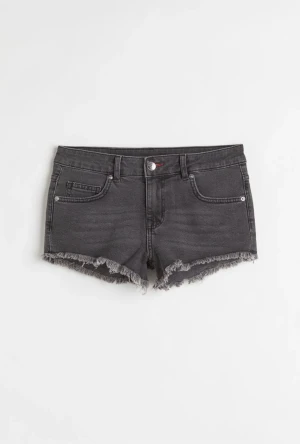 Lågmidjade shorts - Säljer mina lågmidjade gråa jeans shorts pga att dem är för små Kom privat för föer bilder 