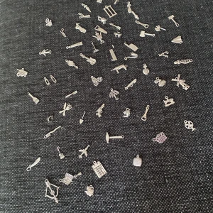 Silvriga berlocker  - Fina silvriga berlocker i hög kvalitet aldrig andvända skriv för fler bilder och Priset varierar på storlek 