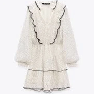 Zara klänning - Helt ny klänning från Zara som är använd en gång, väldigt bra skick men den passar tyvärr inte mig så vill gärna sälja den😊