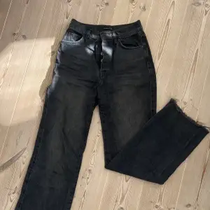 Säljer mina svarta Massimo Dutti jeans då de har blivit för små för mig. Köparen står för frakten💕