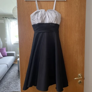 Klänning - Säljer denna snygga klänning då den var för liten för mig, skulle nog passa s/xs. Hör av er om eventuella frågor 🩷 (Köparen står för eventuell frakt)