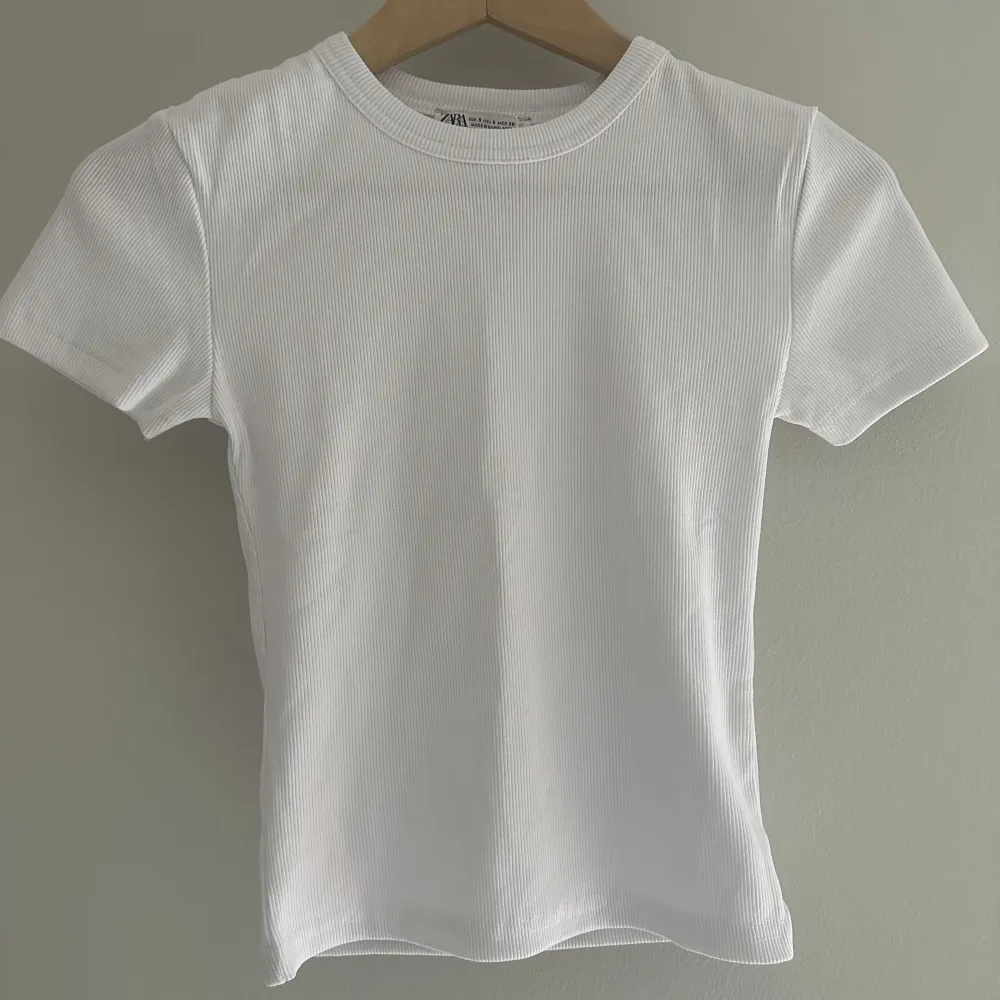 Vit t-shirt med rib. Helt oanvänd med prislapp kvar. Inköpspris 99 kr. Från Zara, strl S 🌸. T-shirts.