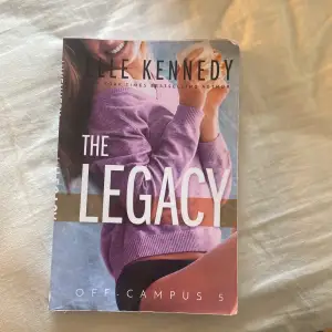 The legacy 5e boken i off campus serien av Elle Kennedy! Köptes för ca 200kr, lite kantstött
