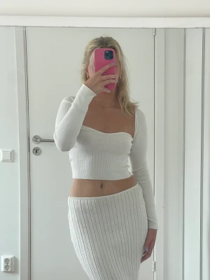 Topp  - Vit stickad topp från H&M. Nästintill oanvänd 💙