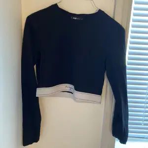 Väldigt fin svart tröja med märket ”Orginally” längst nere. I storlek S. Från New Yorker💕💕😊😊