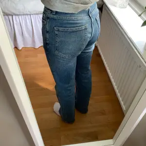 Snygga jeans från weekday i modellen TWIG