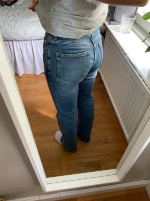 Snygga jeans från weekday i modellen TWIG