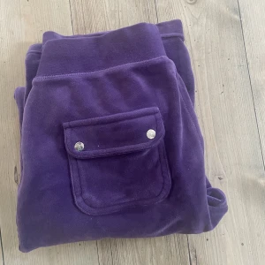 Juicy Couture - Lila juicy couture byxor som används ett fåtal gånger. Nypris 1200kr men säljer för 400kr