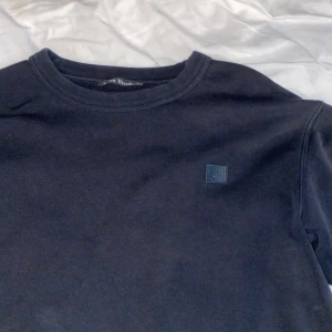 Tröja - Tröja från acne studios. Storlek xs men tror det är herr så sitter som en S upp till M. Slitningar vid muddarna vid händerna och någon mindre fläck längst ned men går säkert att få bort och laga. Priset pga felen och kan tänka mig sänka om allt går enkelt