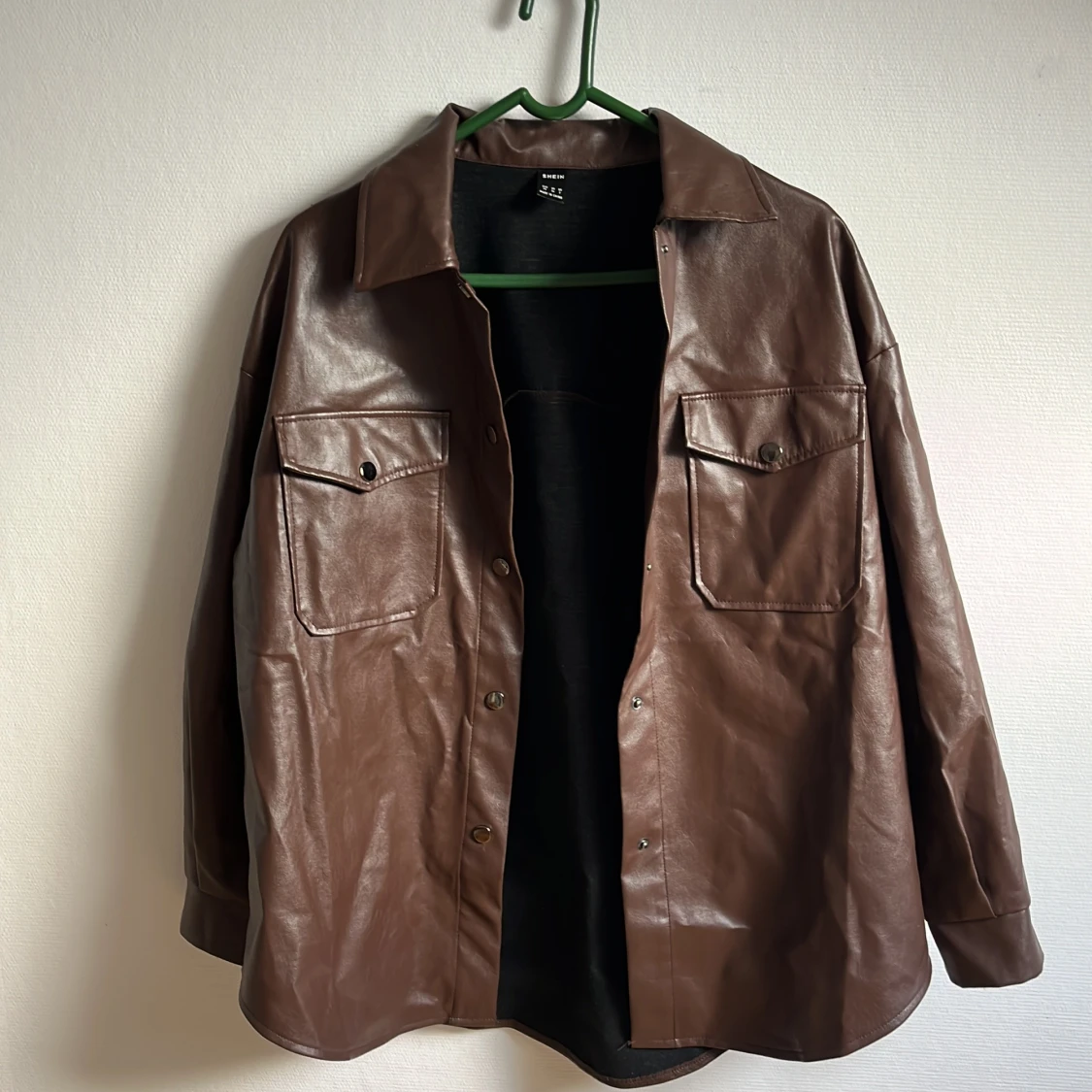 Brun jacka i fakeskinn