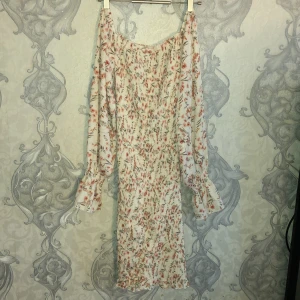 Fint blommig sommarklänning  - Min syra hade köpt denna fast kom aldrig till användning men annars i bra-skick, över knäna lite