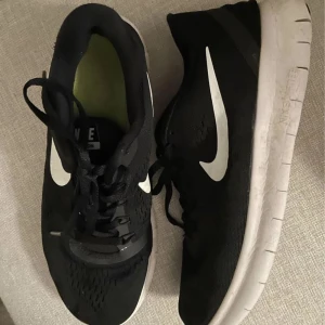 nike air free - svarta nike air free, använda 1 säsong, storlek 37.5