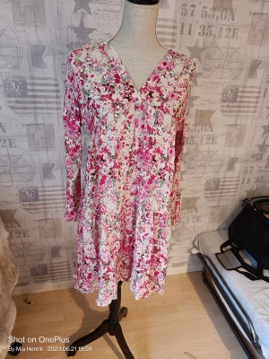 Klänning ny Love Forever - En ny klänning (dock klippt bort tags) från Love Forever Storl T0 = S-M Mjukt och skönt material (viscose?) 