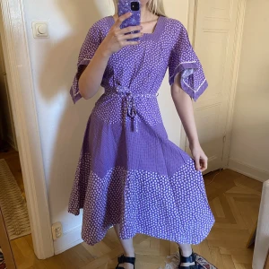 Sommarklänning  - Fantastiskt vacker sommarklänning inköpt i en vintagebutik i Berlin!  Storlek 36/38, jag är 174 för referens. Kan mötas upp på Södermalm eller fraktas mot porto! 😽🫶🏻