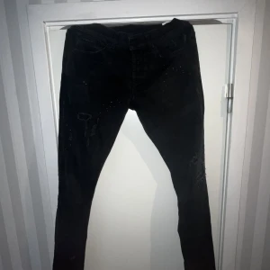 Dondup George jeans - Dondup George skinny fit  Mycket bra skick Svarta med vitt färgstänk