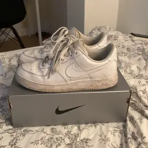 Vita Nike air force i storlek 42, använda ett tag