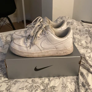 Nike air force vita - Vita Nike air force i storlek 42, använda ett tag