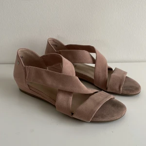 Sandaler  - Lite mörka vid tårna men syns inte när man har på sig dem. I övrigt bra skick.