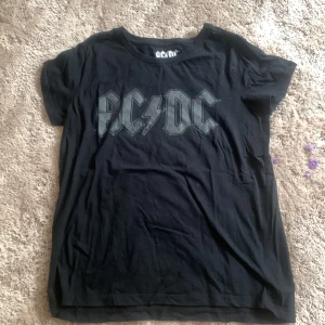 ACDC tröja  - Snygg snygg snygg tröja. 