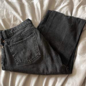 svarta jeans från zara, modellen low waist straight i storlek 38. passar mig som har vanligtvis har 36🩷 köp direkt för 250