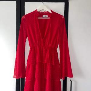 Röd midi klänning från Linn Ahlborgs kollektion med NA-KD. Två snören vid halsen som kan knytas eller inte. Fint skick. Säljer pga att den är för liten.