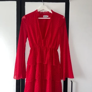 Linn Ahlborg X NA-KD - Röd midi klänning från Linn Ahlborgs kollektion med NA-KD. Två snören vid halsen som kan knytas eller inte. Fint skick. Säljer pga att den är för liten.