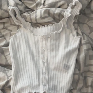 Super söt sommartopp - Säljer denna super söta sommar topp då den är lite för stor, storlek xs från shein. Aldrig använd så super fint skick. 50kr😊