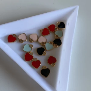 Berlocker  - Hjärt berlocker i svart, blå, rosa och röd! Har 6 röda, 5 svarta, 4 blå och 4 rosa! 6 för 5kr 5 för 4kr 4 för 2kr, 10kr för alla!