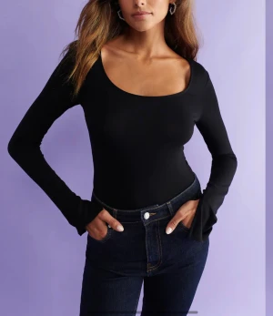 Svart tröja med slits på ärmarna  - Skit snygg och skön tröja från Gina. Kommer inte till användning längre. Ser ut som ny. Priset kan diskuteras.❤️❤️