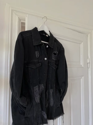 Svart oversized jeansjacka - Svart oversized jeansjacka med slitna detaljer. 