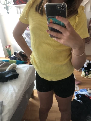 Gul volang tröja - Säljer denna gula volangtröja för att det är inte min stil.💛🌻den är stl 146-152 ( för 10-12 åringar) inga tecken på slitage! Nypris 159 kr men säljer för 50 kr. 💛✨🐝
