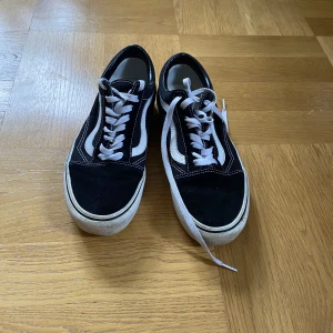 Vans - Ett par svarta vans i nästan nyskick. Säljer endast för att de inte passar längre och då inte har kommit till användning. 