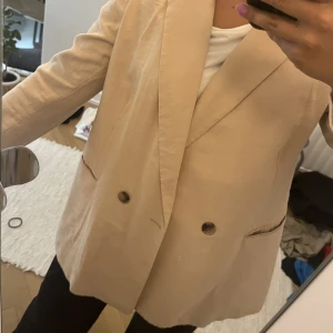 Beige kavaj - Snygg beige kavaj som jag har i stl.44 (vanligt har jag 38) för en oversize look.  Inte kommit till användning så i superfint skick