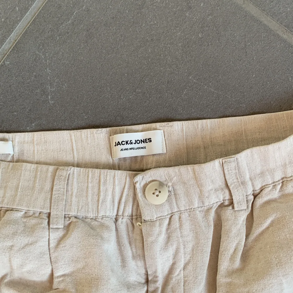 Riktigt snygga linnebyxor från Jack and Jones i jättebra skick som jag köpte förra sommarn. Säljer för att dom tyvärr har blivit för små. Köpte dom för 600kr. Jeans & Byxor.